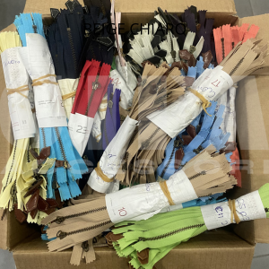 Stock intero da 1300 pz di chiusure lampo vari colori e misure