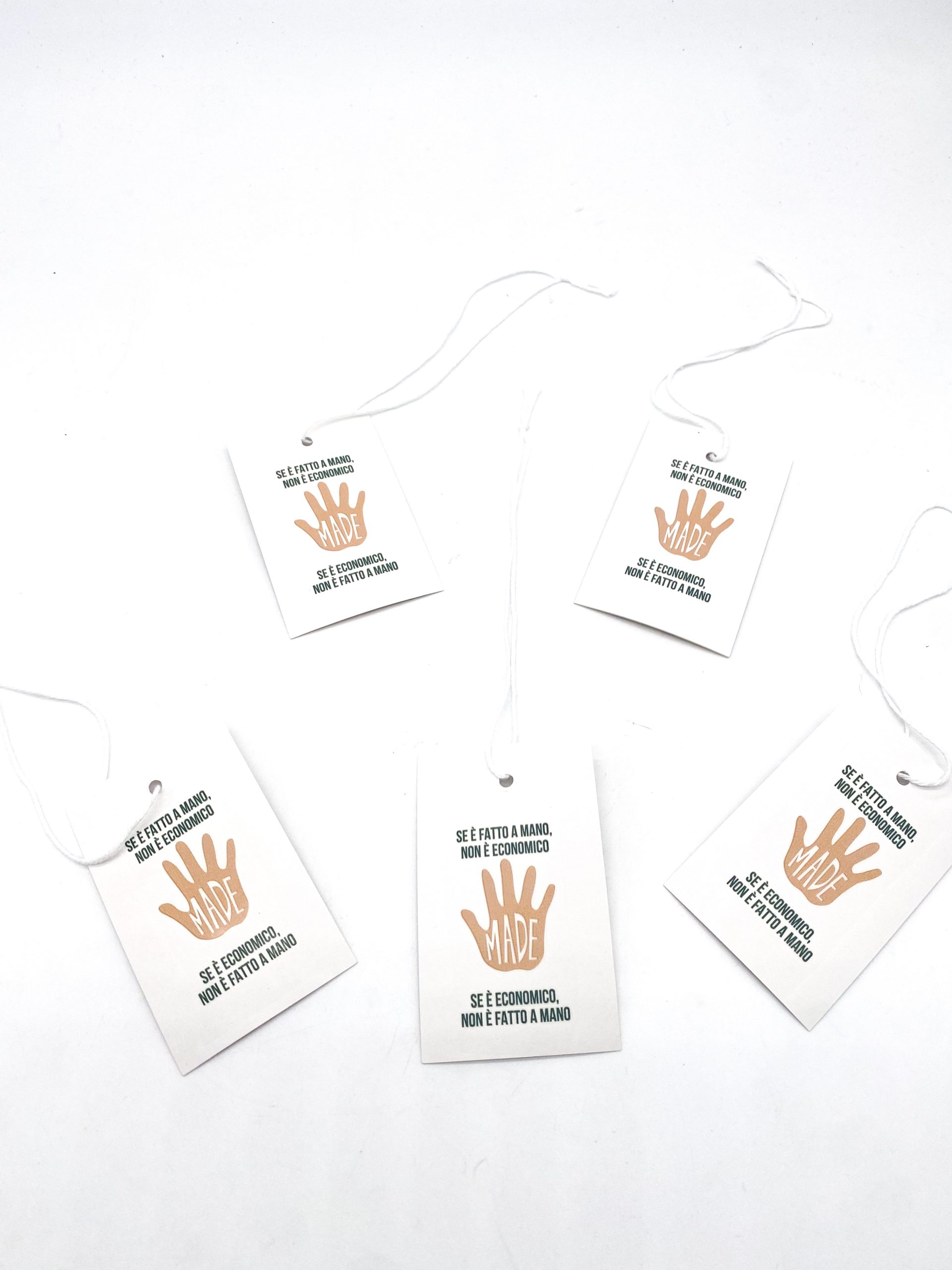 Cartellino bianco 5,5 cm x 8,5 cm compreso di filo logo Se è fatto a mano non è economico