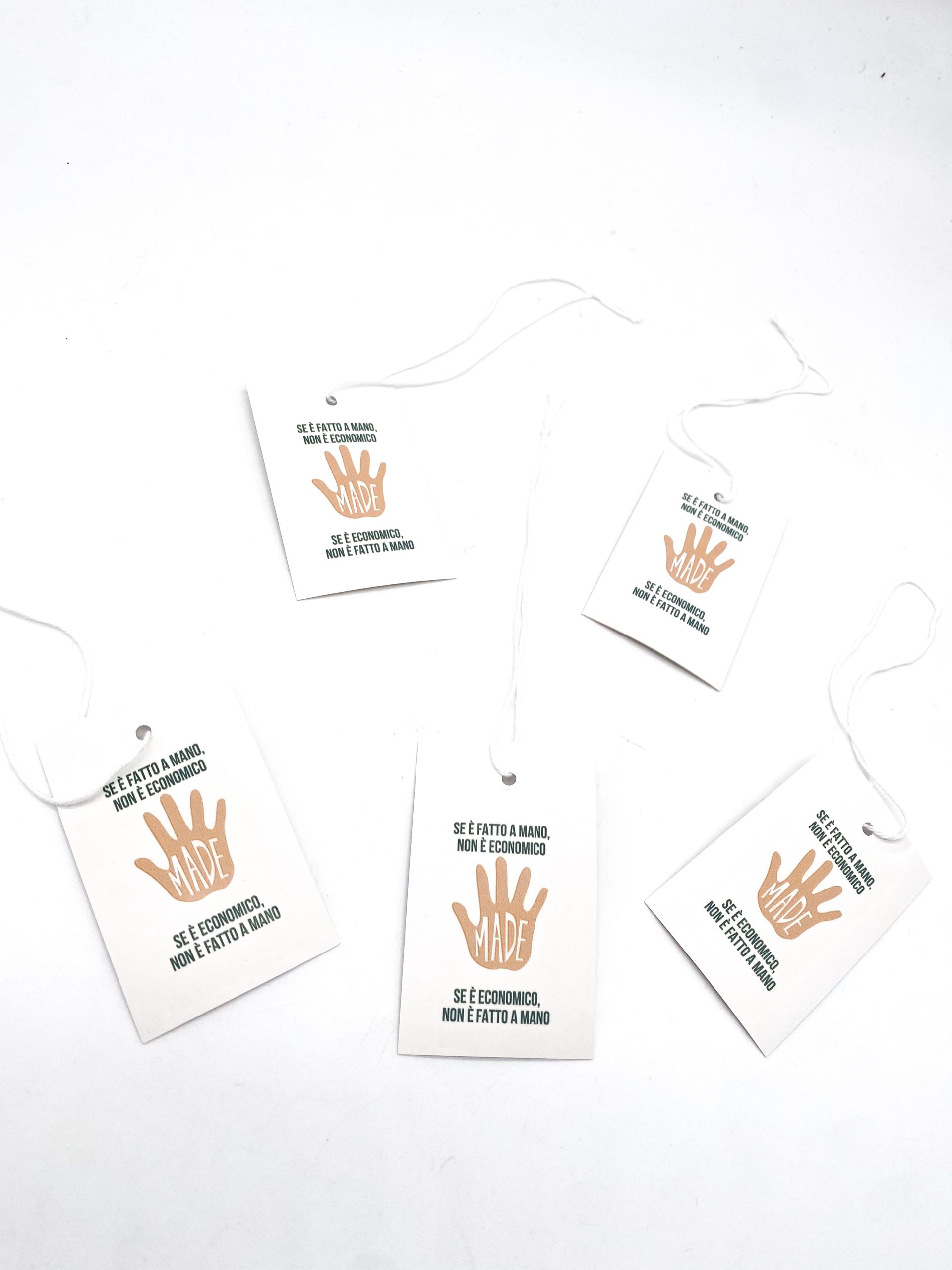 Cartellino bianco 5,5 cm x 8,5 cm compreso di filo logo Se è fatto a mano non è economico