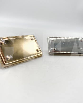Targhetta borchie con alette 4 cm x 2,2 cm