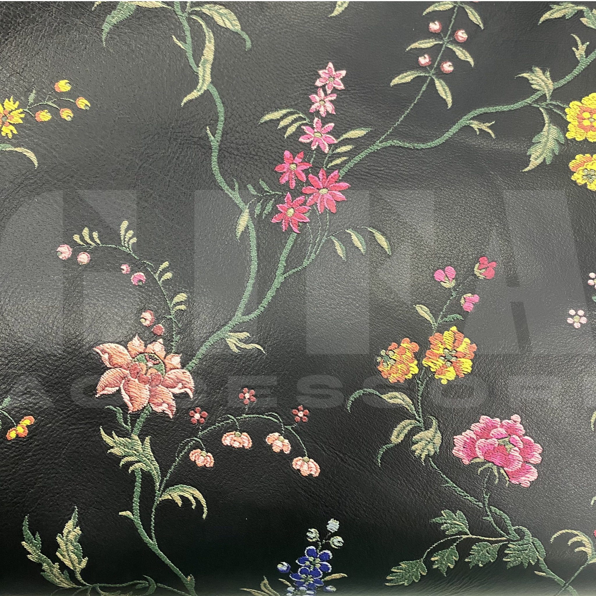 Pelli di nappa stampata effetto ricamato a fiori Nero