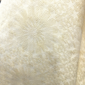 Tessuto cotone poliestere fiori ricamati colore panna